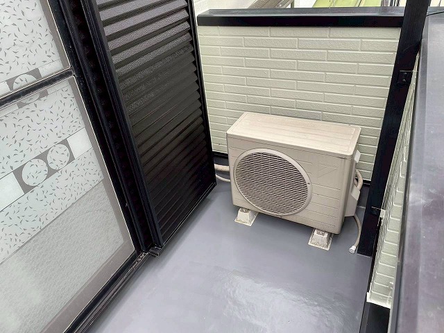 明石市　水性塗膜ベランダ防水工事　室外機